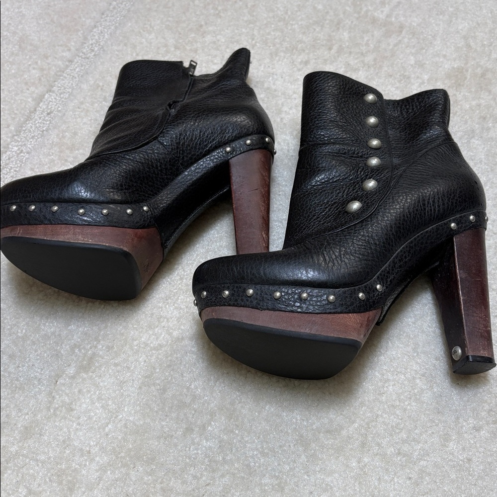 Ugg Cosima Short Black - Women’s size 8